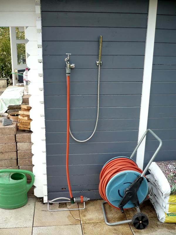 Alte wasserpumpe an einem brunnen im garten bewässerung und einsparung von  wasser ländliche umgebung