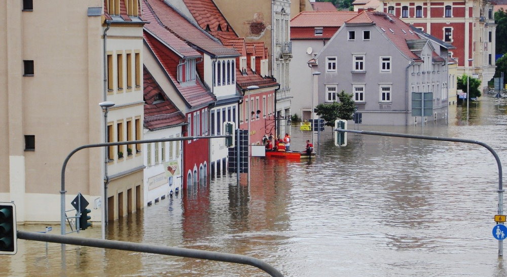 Bei Hochwasser helfen Schmutzwasserpumpen