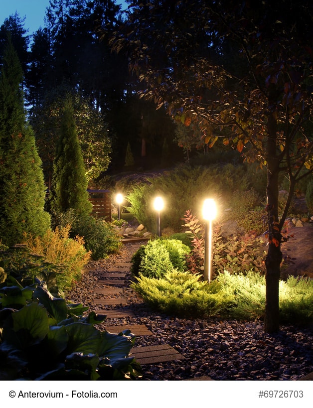 Ein Weg im Garten mit tollen Beleuchtungselementen